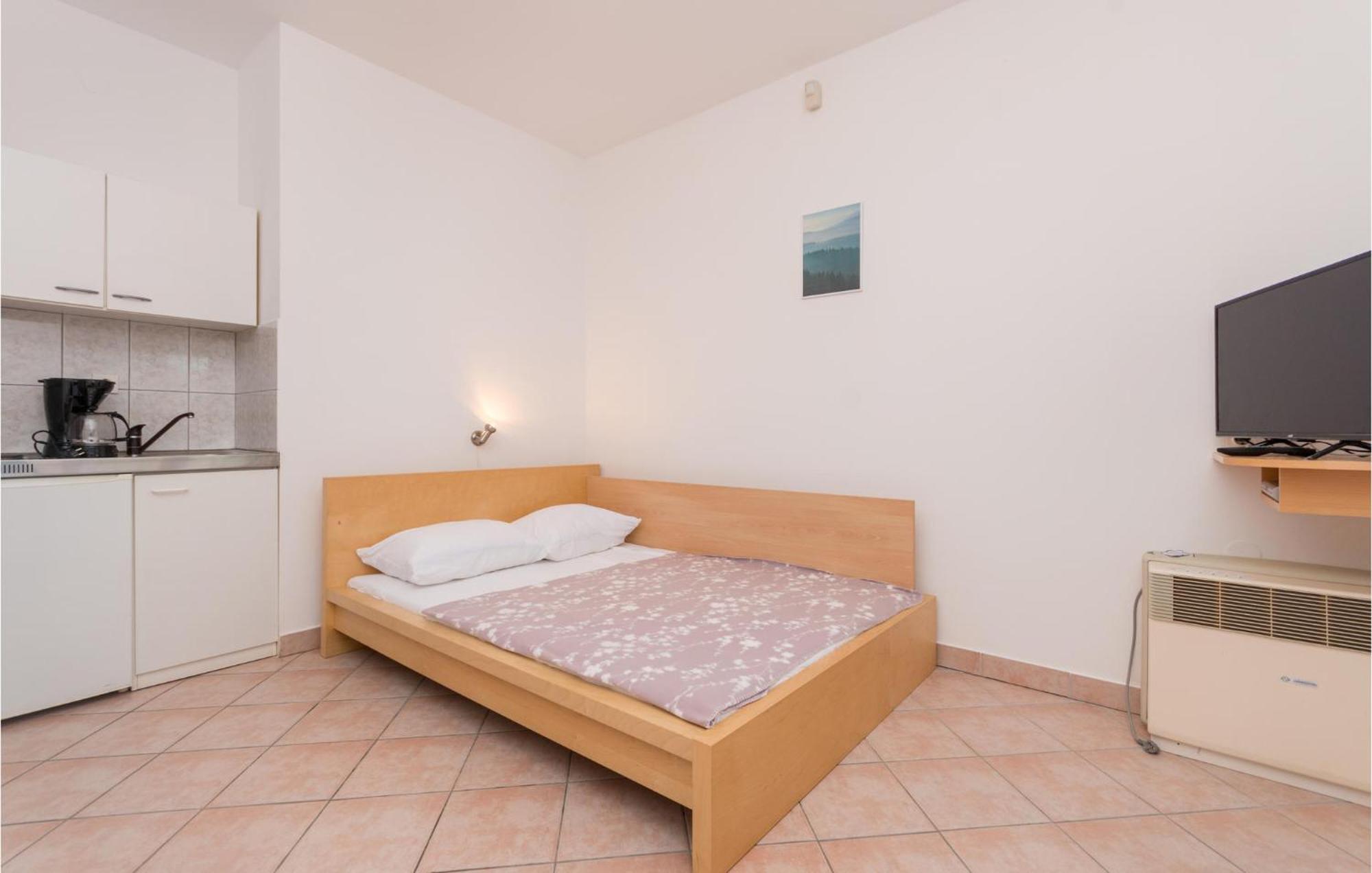 Awesome Apartment In Sveti Filip I Jakov W/ 1 Bedrooms Bagian luar foto