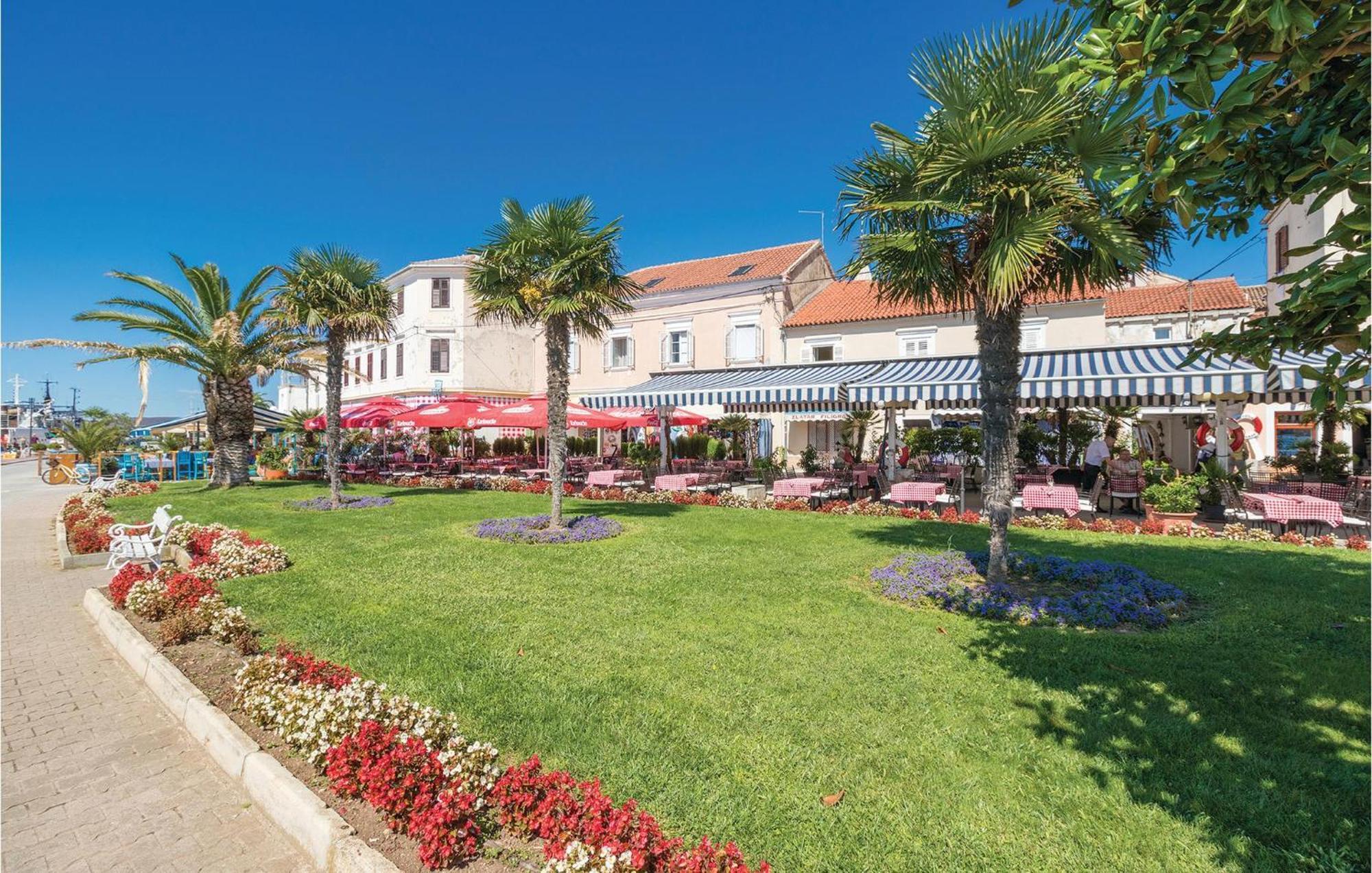 Awesome Apartment In Sveti Filip I Jakov W/ 1 Bedrooms Bagian luar foto